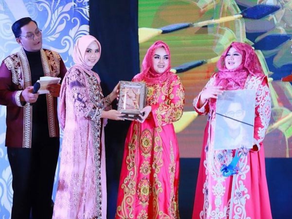 Pemberian Penghargaan Grand Final Putri HijabFluencer 2021